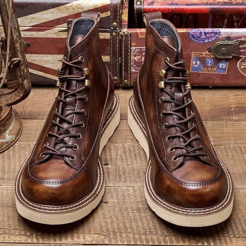 Botas Masculinas Com Bico Redondo E Cadarço Em Relevo - Café