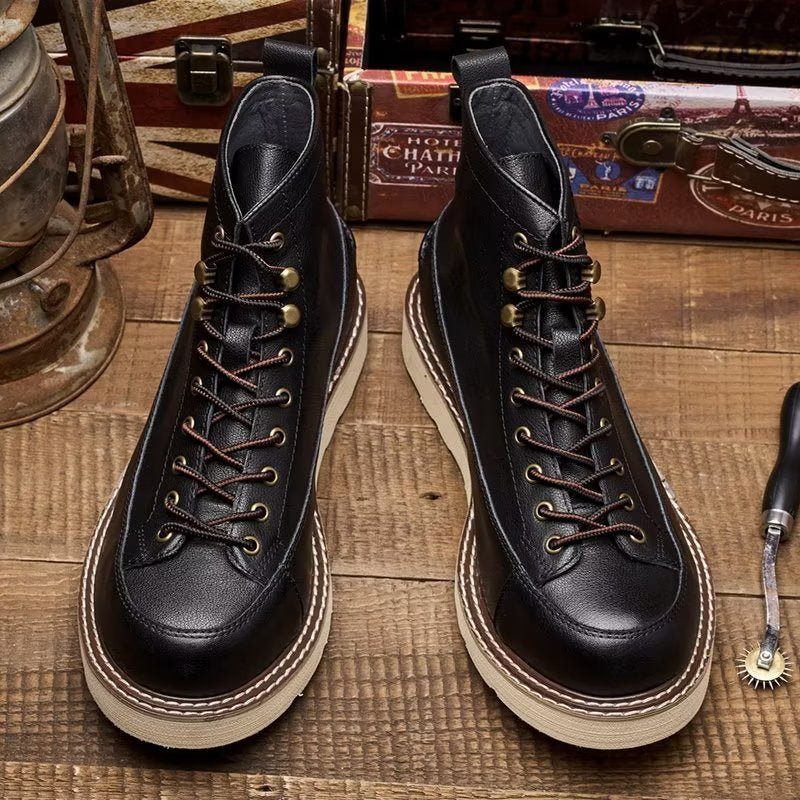 Botas Masculinas Com Bico Redondo E Cadarço Em Relevo - Preto