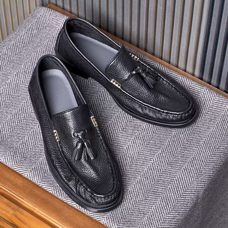 Mocassins Masculinos Chiques Com Borla Em Relevo E Slip-on - Preto