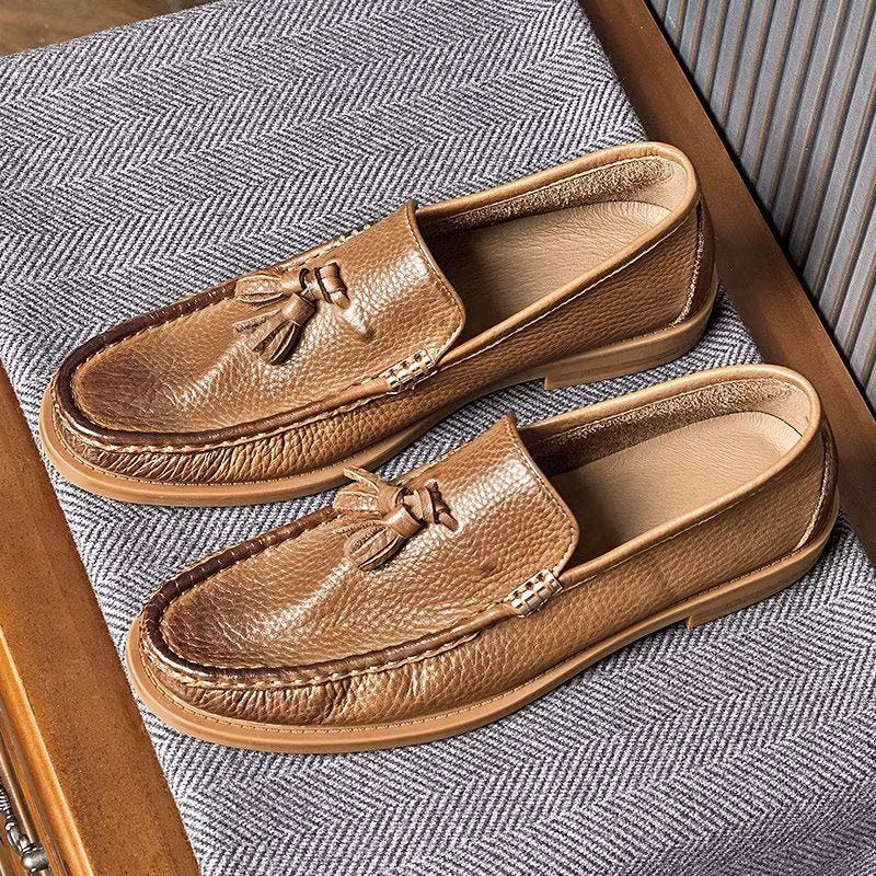 Mocassins Masculinos Chiques Com Borla Em Relevo E Slip-on - Marrom