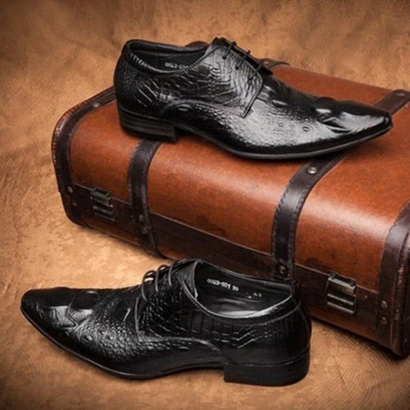 Sapatos Formais Masculinos Com Bico Fino E Textura Jacaré Brogue - Preto