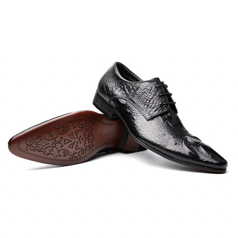 Sapatos Formais Masculinos Com Bico Fino E Textura Jacaré Brogue - Preto