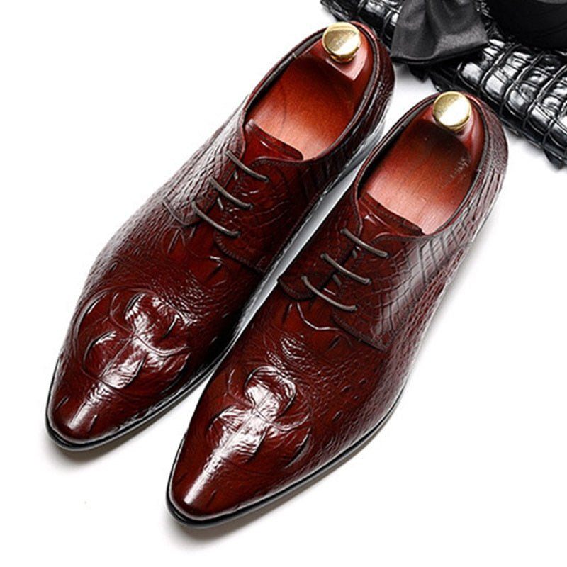 Sapatos Formais Masculinos Com Bico Fino E Textura Jacaré Brogue - Vermelho